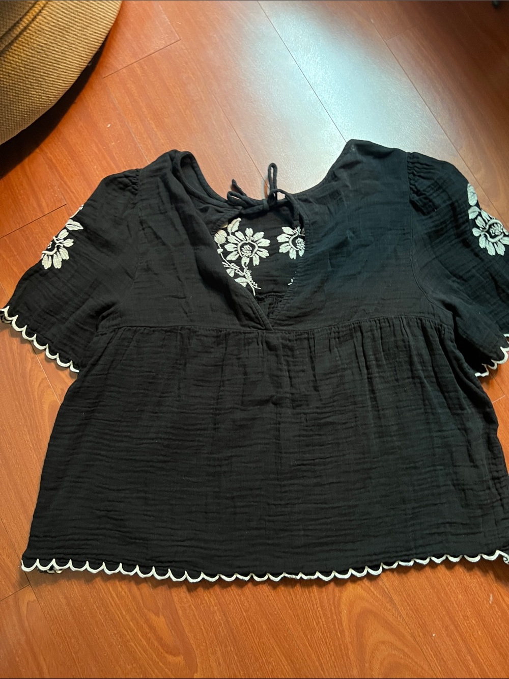 Old Navy XL Black Floral Embroidered Short Sleeve Peasant Top slub cotton - Picture 5 of 8